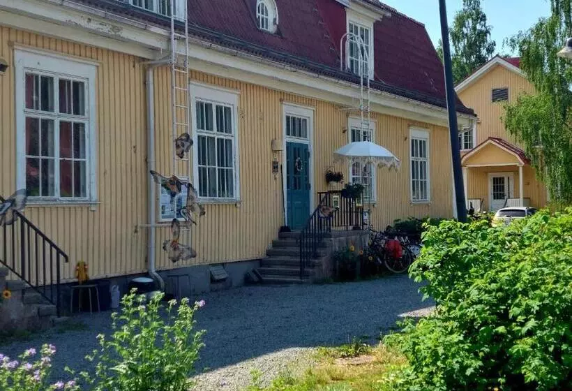 Nostalgista Majoittumista Taiteilijatalo Taideniityn Auringossa Tai Niityssä