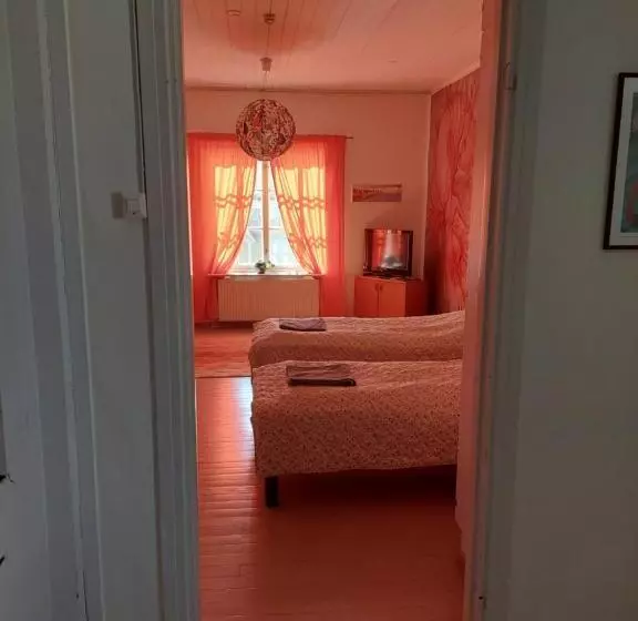 Nostalgista Majoittumista Taiteilijatalo Taideniityn Auringossa Tai Niityssä