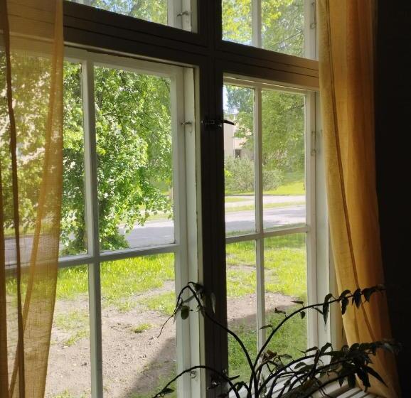 Nostalgista Majoittumista Taiteilijatalo Taideniityn Auringossa Tai Niityssä