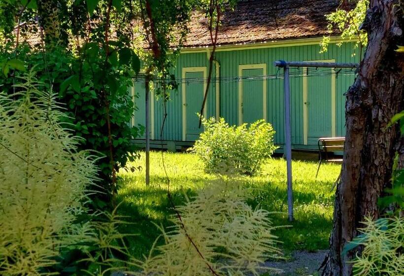 Nostalgista Majoittumista Taiteilijatalo Taideniityn Auringossa Tai Niityssä