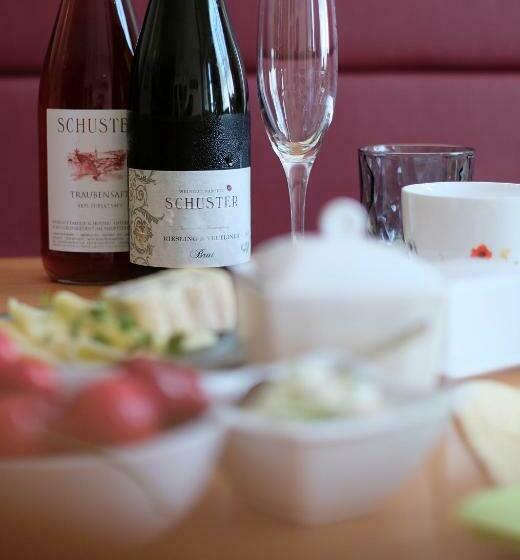 مبيت وإفطار Weingut Familie Schuster