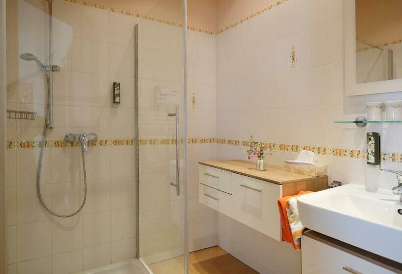 مبيت وإفطار Weingut Familie Schuster