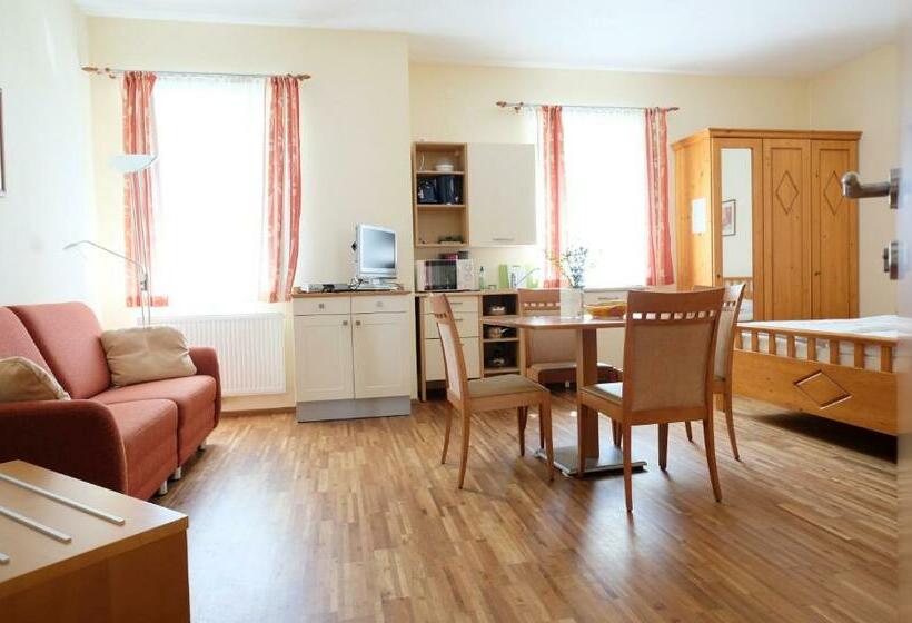 مبيت وإفطار Weingut Familie Schuster