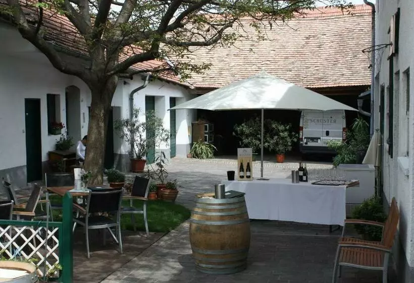 Aamiaismajoitus (B&B) Weingut Familie Schuster