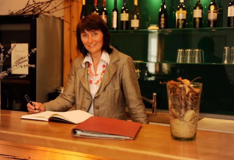 مبيت وإفطار Weingut Familie Schuster