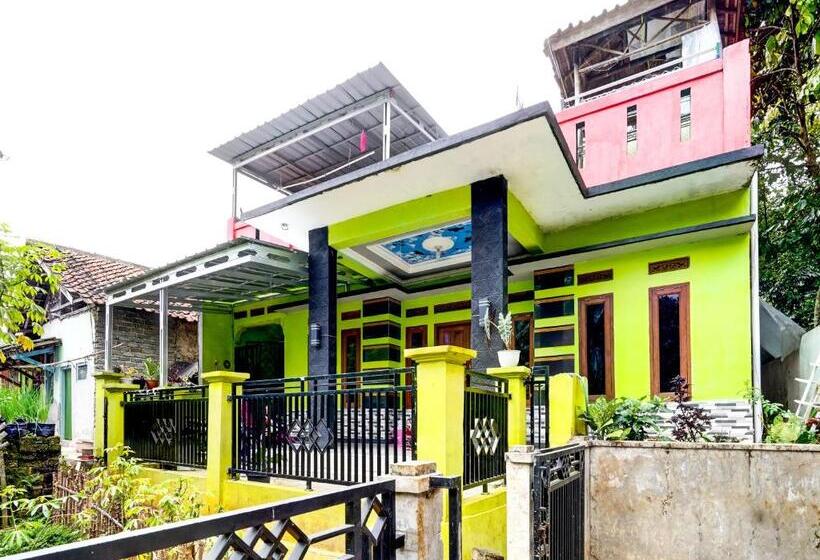 בית מלון כפרי Oyo Homes 90918 Eco Tourism Geopark Gunung Masigit Homestay Syariah