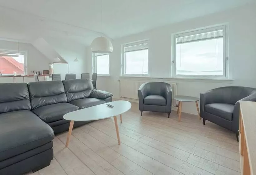 Sea View Apt / Central / Spacious / Free Parking