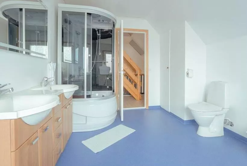 Sea View Apt / Central / Spacious / Free Parking