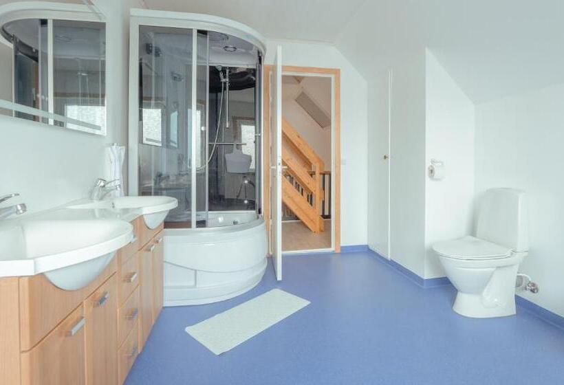 Sea View Apt / Central / Spacious / Free Parking