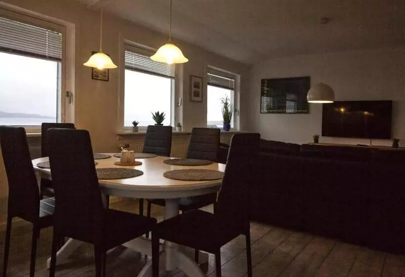 Sea View Apt / Central / Spacious / Free Parking