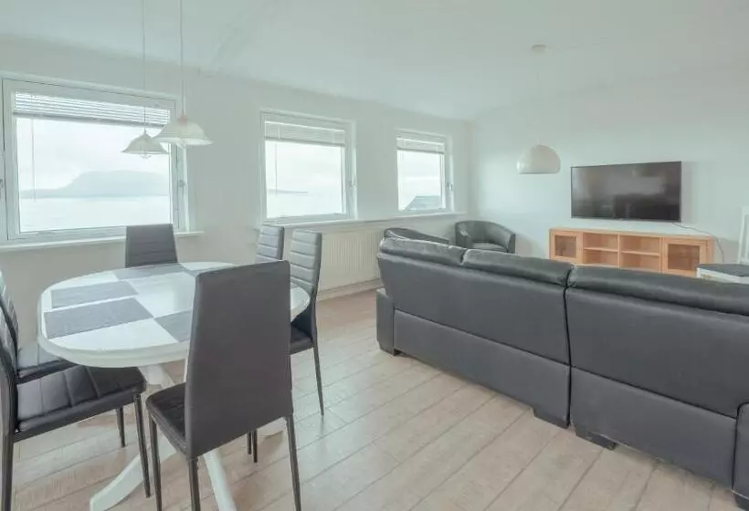 Sea View Apt / Central / Spacious / Free Parking