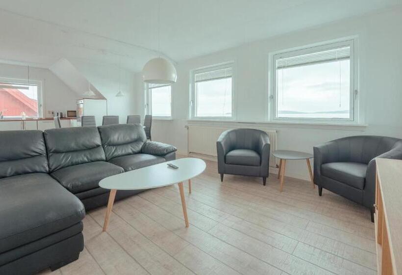 Sea View Apt / Central / Spacious / Free Parking