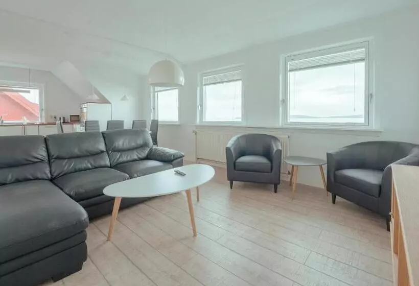 Sea View Apt / Central / Spacious / Free Parking