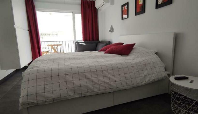 Centrally Located Studio Apartment In Central Nerja 2h
