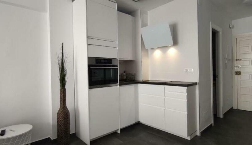 Centrally Located Studio Apartment In Central Nerja 2h