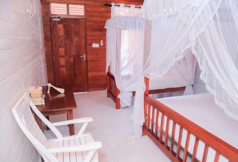 בית מלון כפרי Wood Lodge Mirissa