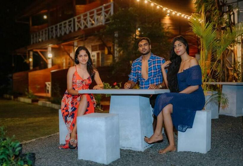 בית מלון כפרי Wood Lodge Mirissa