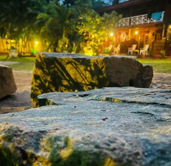 בית מלון כפרי Wood Lodge Mirissa