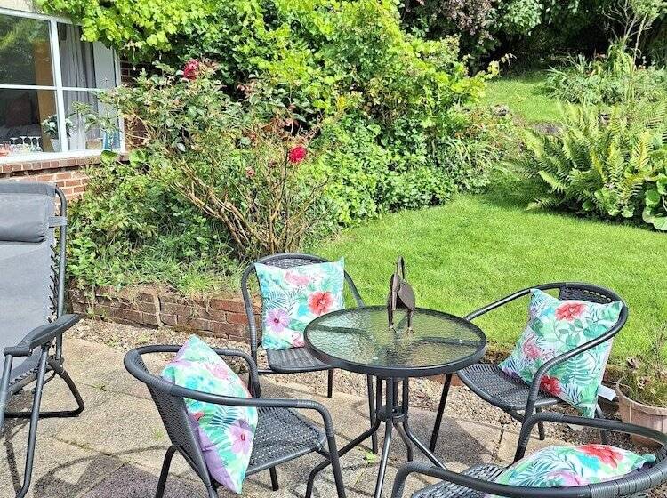 Luxurious Entire Studio In Axminster Suitable For