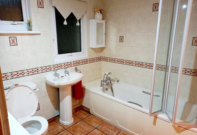 Luxurious Entire Studio In Axminster Suitable For