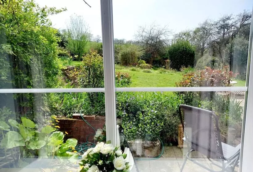 Luxurious Entire Studio In Axminster Suitable For