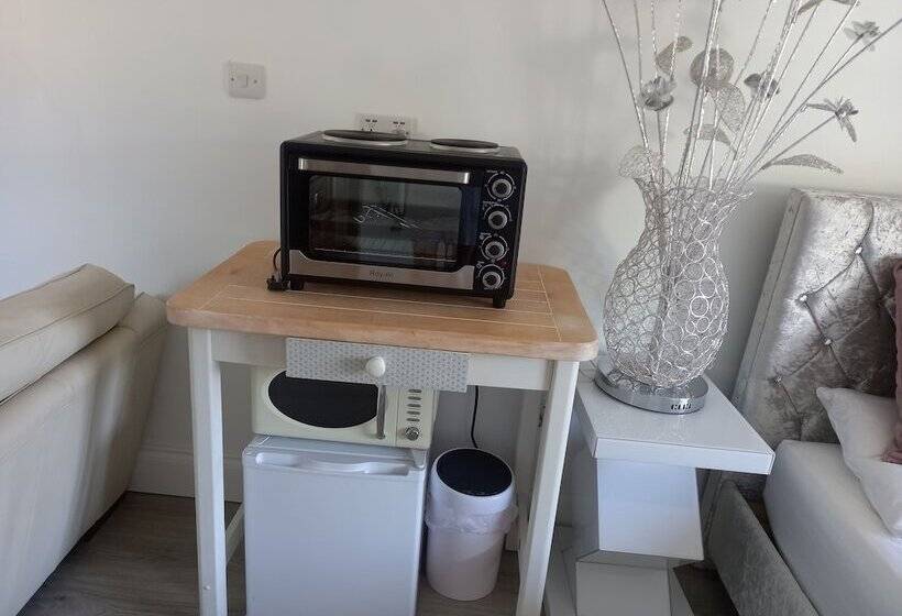 Luxurious Entire Studio In Axminster Suitable For