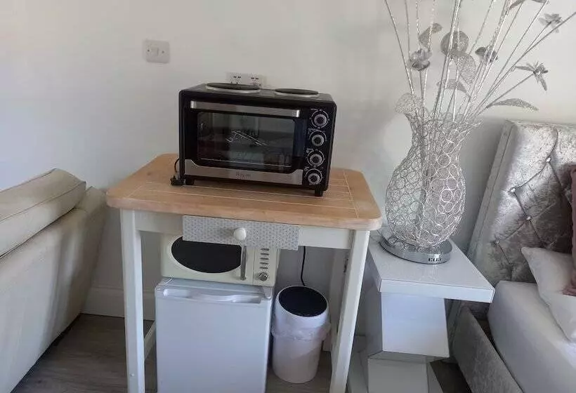 Luxurious Entire Studio In Axminster Suitable For