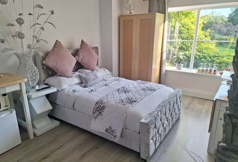 Luxurious Entire Studio In Axminster Suitable For