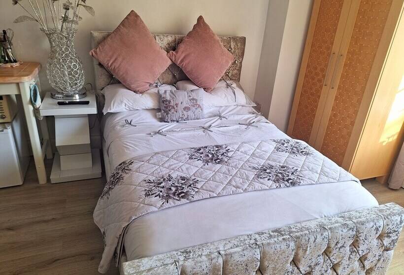 Luxurious Entire Studio In Axminster Suitable For