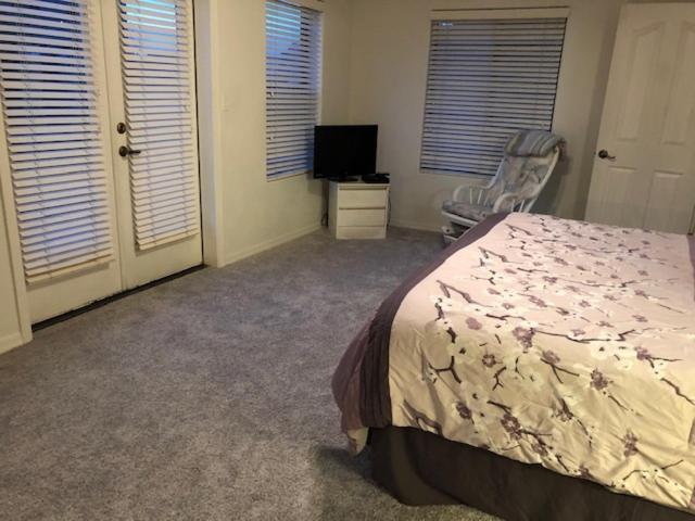 3 En Suite Bedrooms!! Spacious 2 Story Townhome With Pool And Spa + 2 Car Garage