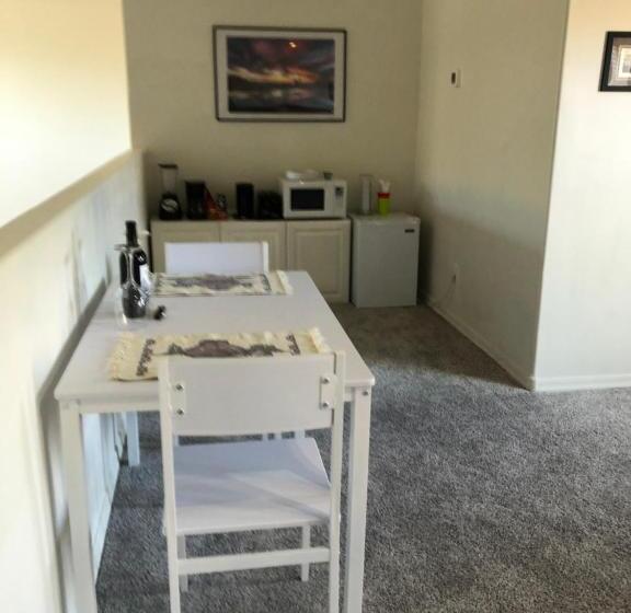 3 En Suite Bedrooms!! Spacious 2 Story Townhome With Pool And Spa + 2 Car Garage