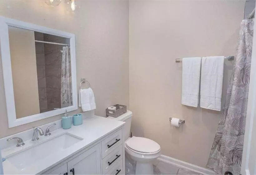 Beautiful Fenced 3br 2ba Near Exciting Downtown