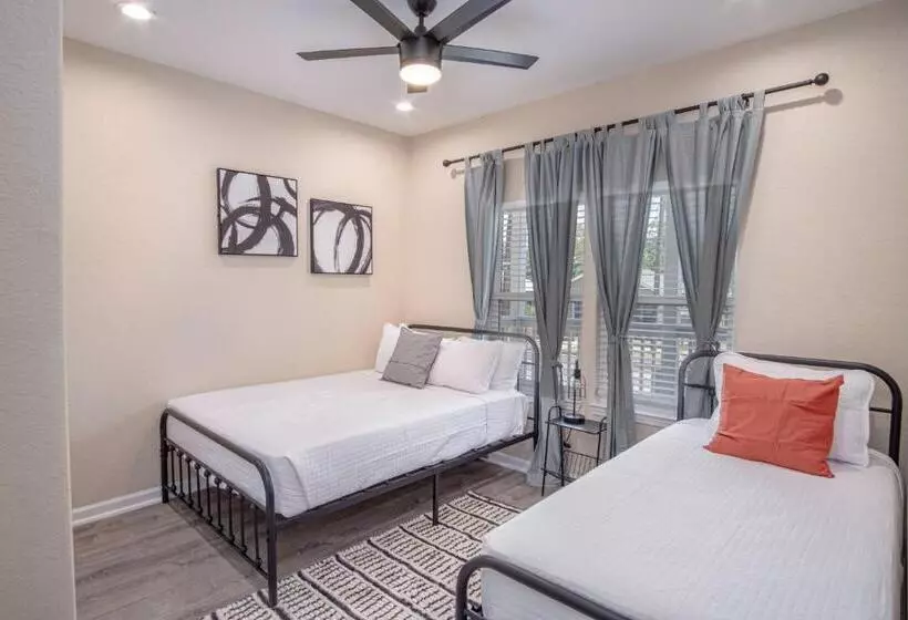 Beautiful Fenced 3br 2ba Near Exciting Downtown