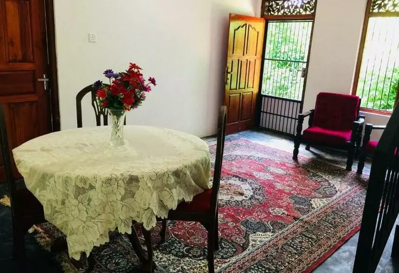 Aamiaismajoitus (B&B) Thaaaru Villa