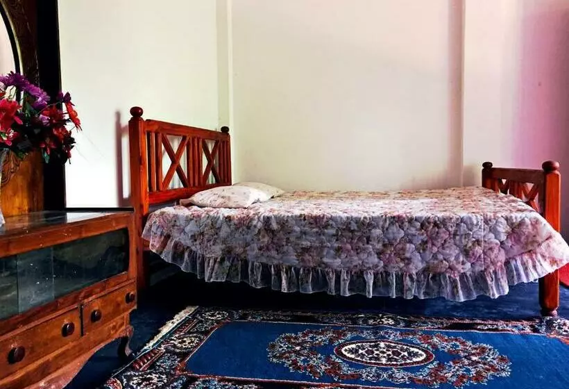 Aamiaismajoitus (B&B) Thaaaru Villa