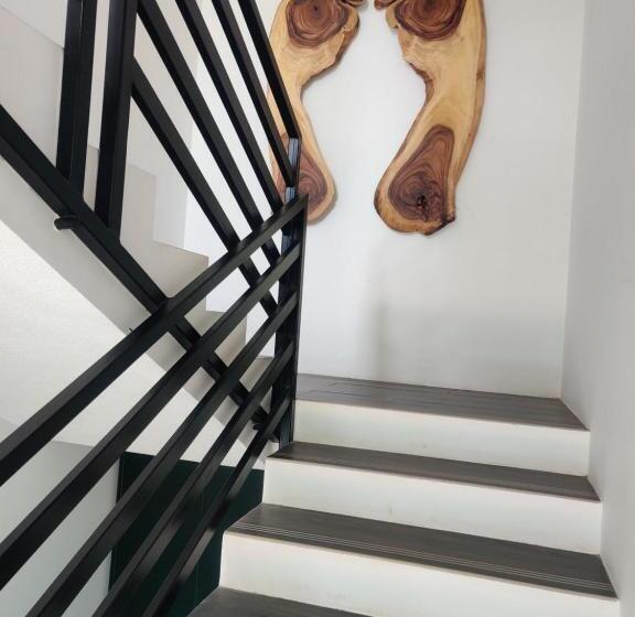 هتل Eden Garden Farm Stay