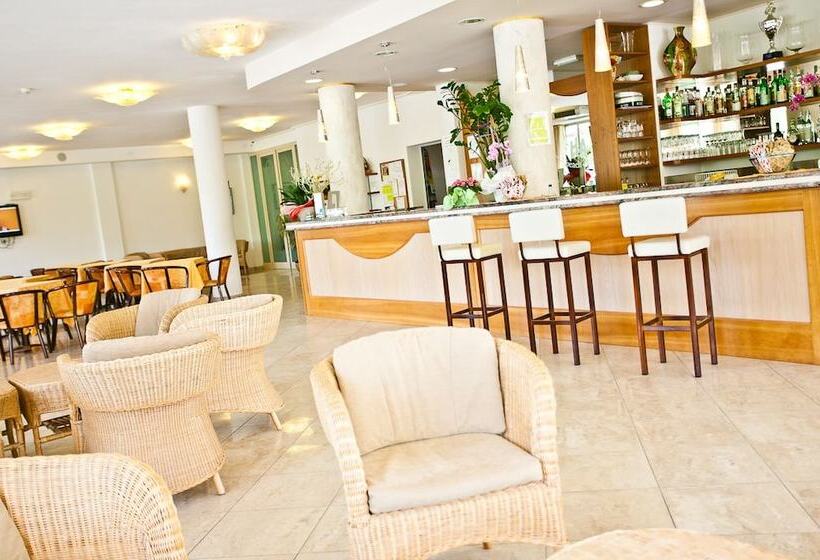 فندق Adria Beach Club