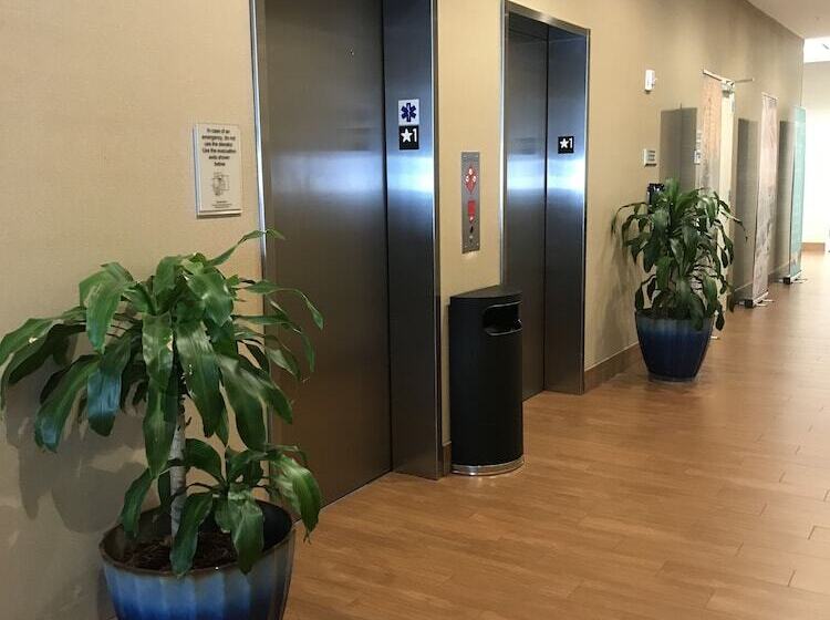 호텔 Springhill Suites By Marriott Wichita Airport