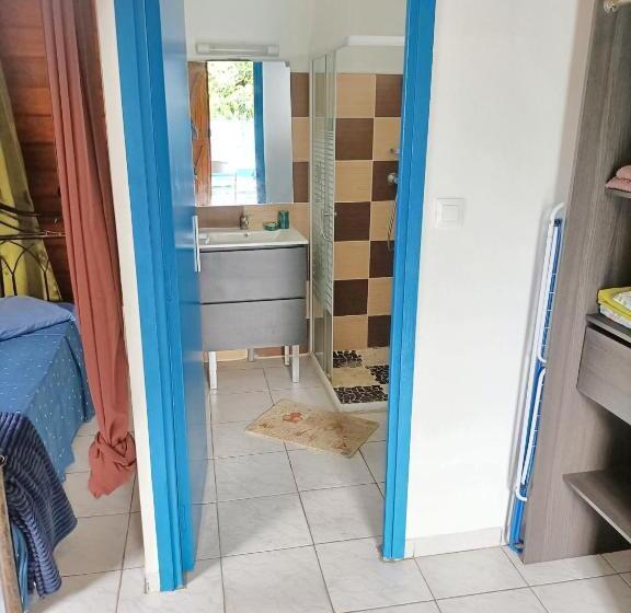 Bungalow Charmant A Chateau Gaillard Avec Piscine Partagee