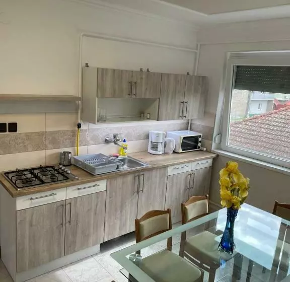 ペンション Pingvin Cukrászda Apartman Felső Szint