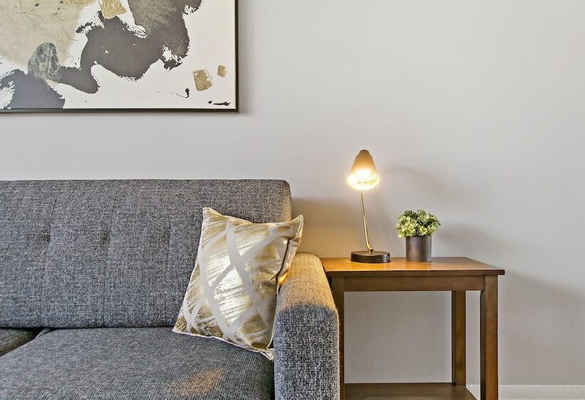 3br Homey Living Room Apt In Bell Ave