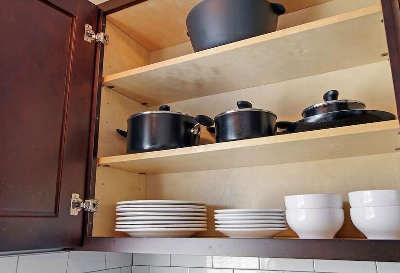 3br Homey Living Room Apt In Bell Ave