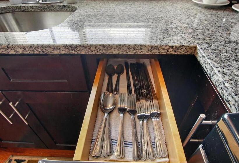 3br Homey Living Room Apt In Bell Ave