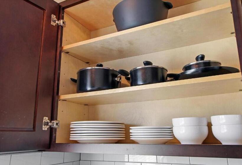 3br Homey Living Room Apt In Bell Ave