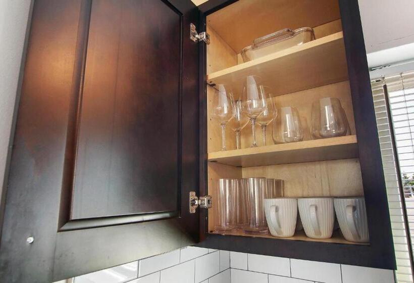 3br Homey Living Room Apt In Bell Ave