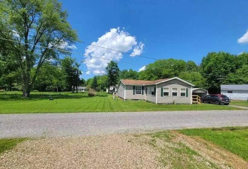 Camp Not Found   3 Queen Bedrooms By The Lake