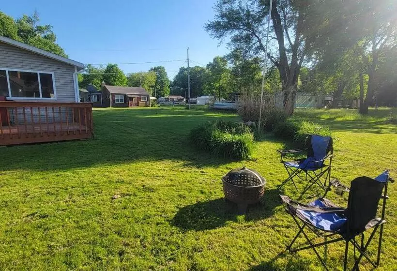 Camp Not Found   3 Queen Bedrooms By The Lake