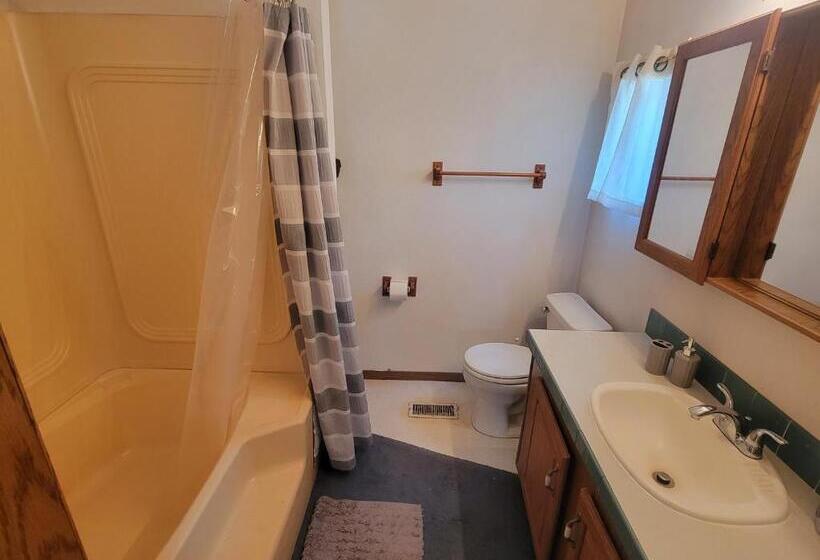 Camp Not Found 3 Queen Bedrooms By The Lake