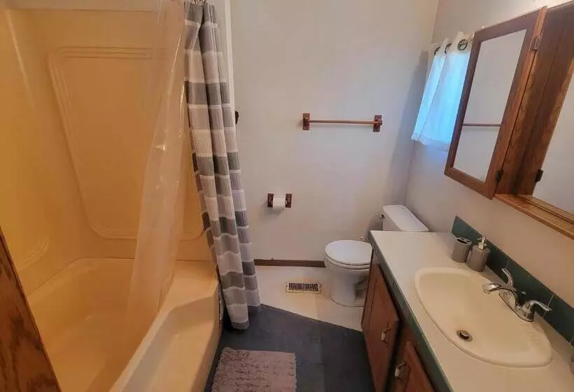 Camp Not Found   3 Queen Bedrooms By The Lake