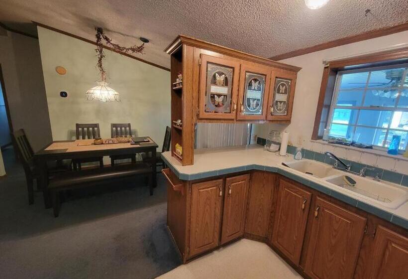 Camp Not Found 3 Queen Bedrooms By The Lake